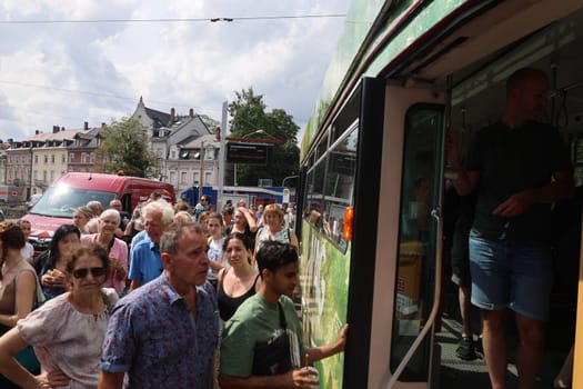 Finally,at the Schwabentorbrücke stop,passengers were also at the end of this line 1 tram  Large traffic chacos in Freiburg im Breisgau and the surrounding area in the direction of the Black Forest. Due to the storm night on Wednesday,rail traffic on the Höllentalbahn had to be suspended. To this end,the Freiburg Stadtbahn between Bertholdsbrunnen and Littenweiler would also have to stop operations due to a power outage: hundreds of stranded commuters and tourists had to put up with long waiting times until the rail replacement service (SEV) was organized.