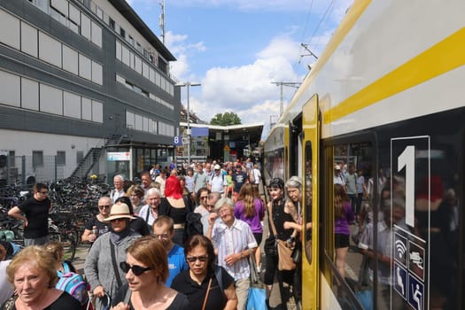 Hundreds of stranded travelers at Freiburg's main train station  Large traffic chacos in Freiburg im Breisgau and the surrounding area in the direction of the Black Forest. Due to the storm night on Wednesday,rail traffic on the Höllentalbahn had to be suspended. To this end,the Freiburg Stadtbahn between Bertholdsbrunnen and Littenweiler would also have to stop operations due to a power outage: hundreds of stranded commuters and tourists had to put up with long waiting times until the rail replacement service (SEV) was organized.