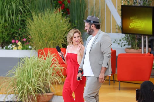 in a duet: Laura Wilde (singer,musician) and singer Timo in the ARD TV show "Immer wieder sonntags""."