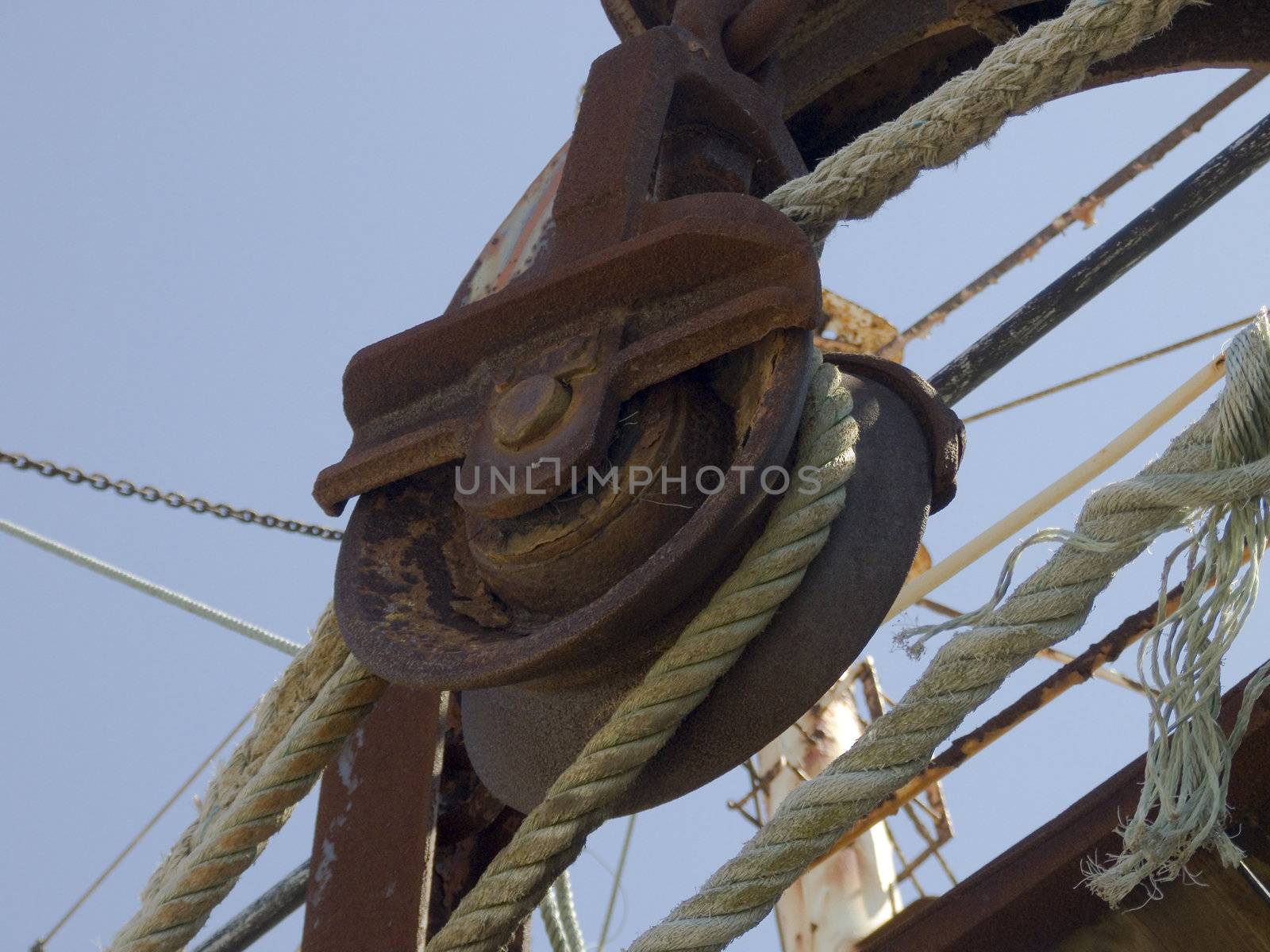 Rusty pulley by PauloResende
