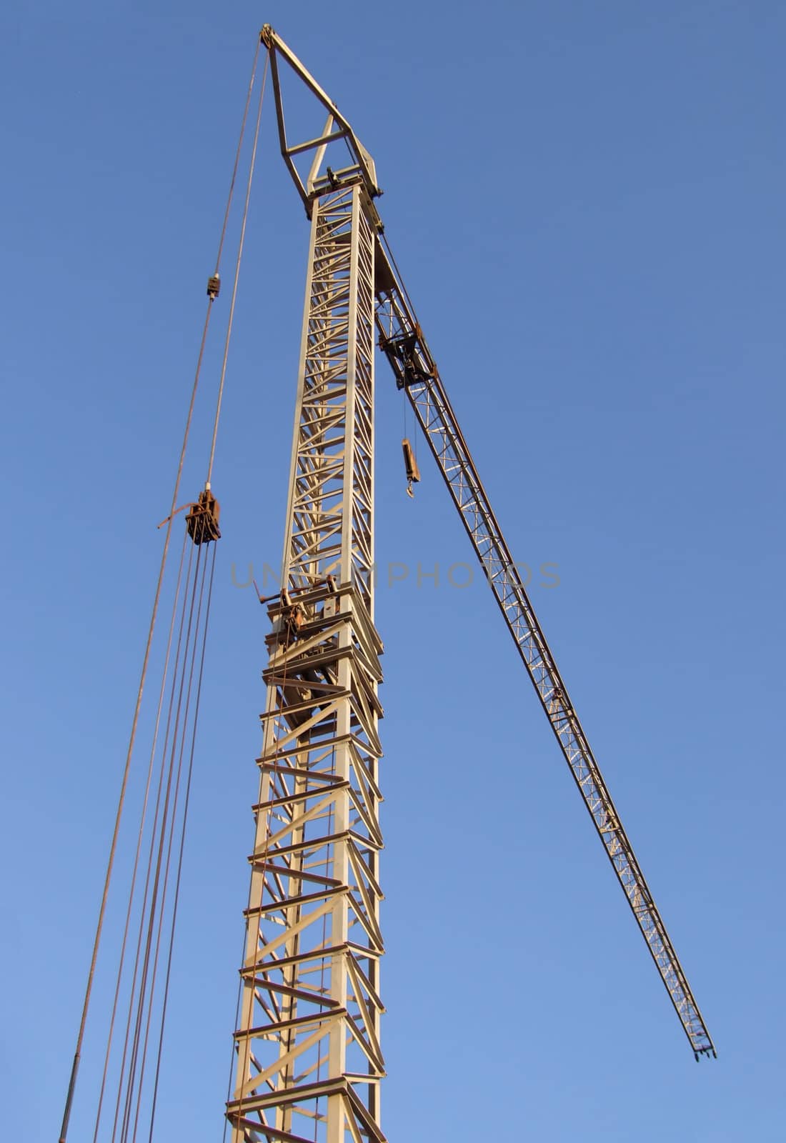 Crane and construction by PauloResende