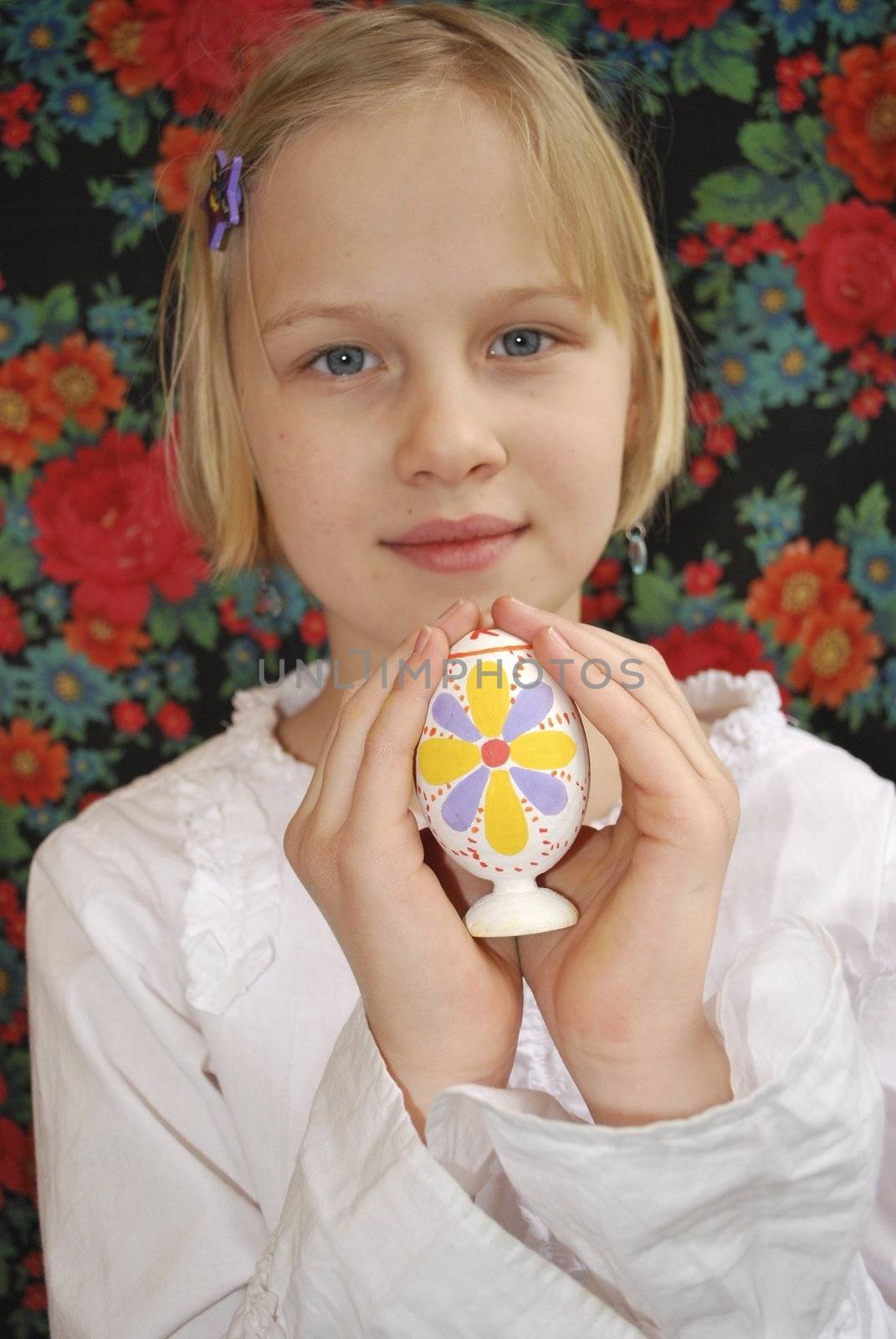 the girl with the entered wooden egg