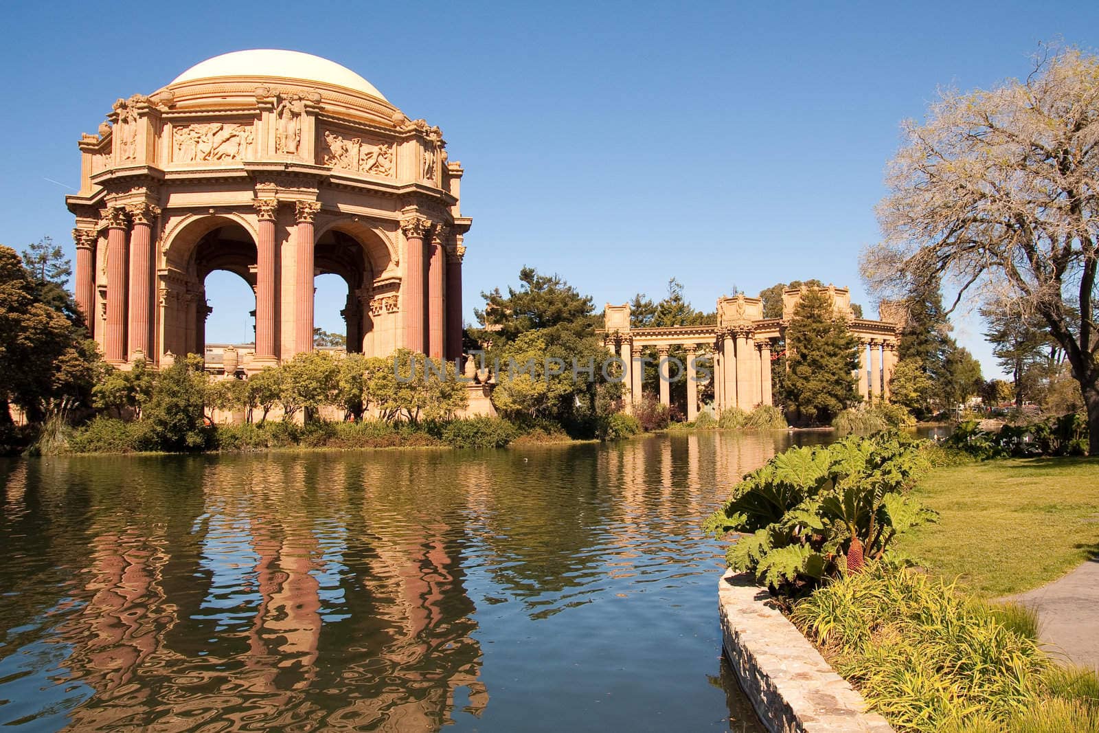 The Palace of Fine Arts has been a favorite wedding location for couples throughout the San Francisco Bay Area. It is also a good place to spend your evening with your love one.