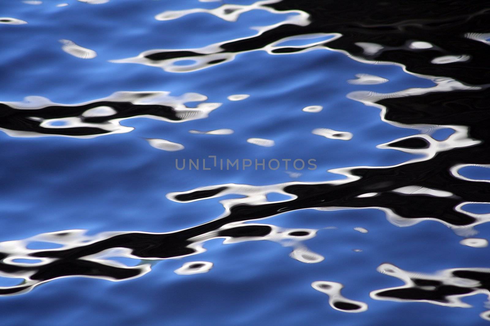 Reflection in water by hanhepi