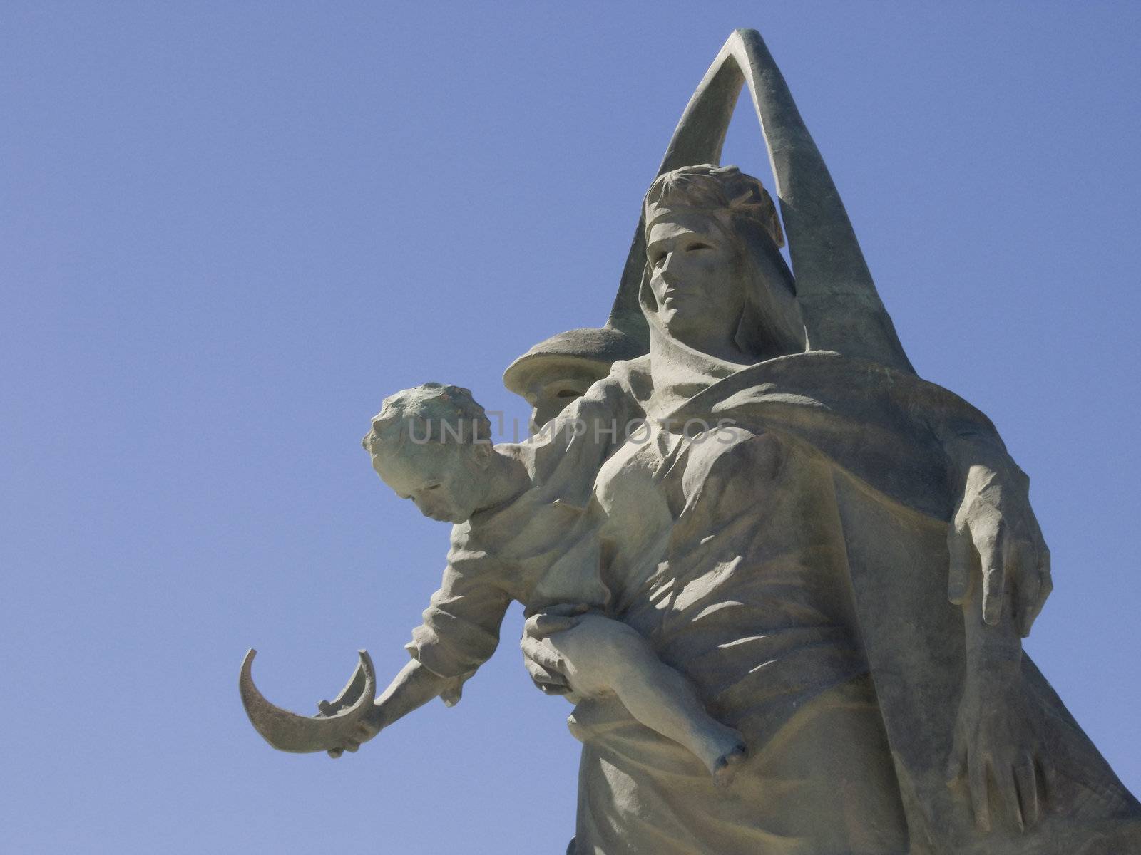 Statue celebrating the fisherman woman that stay in land by PauloResende