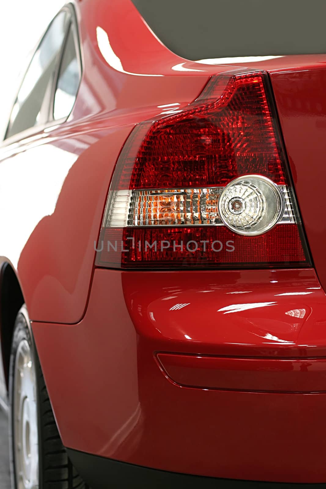 Dimensional lanterns of the red modern car