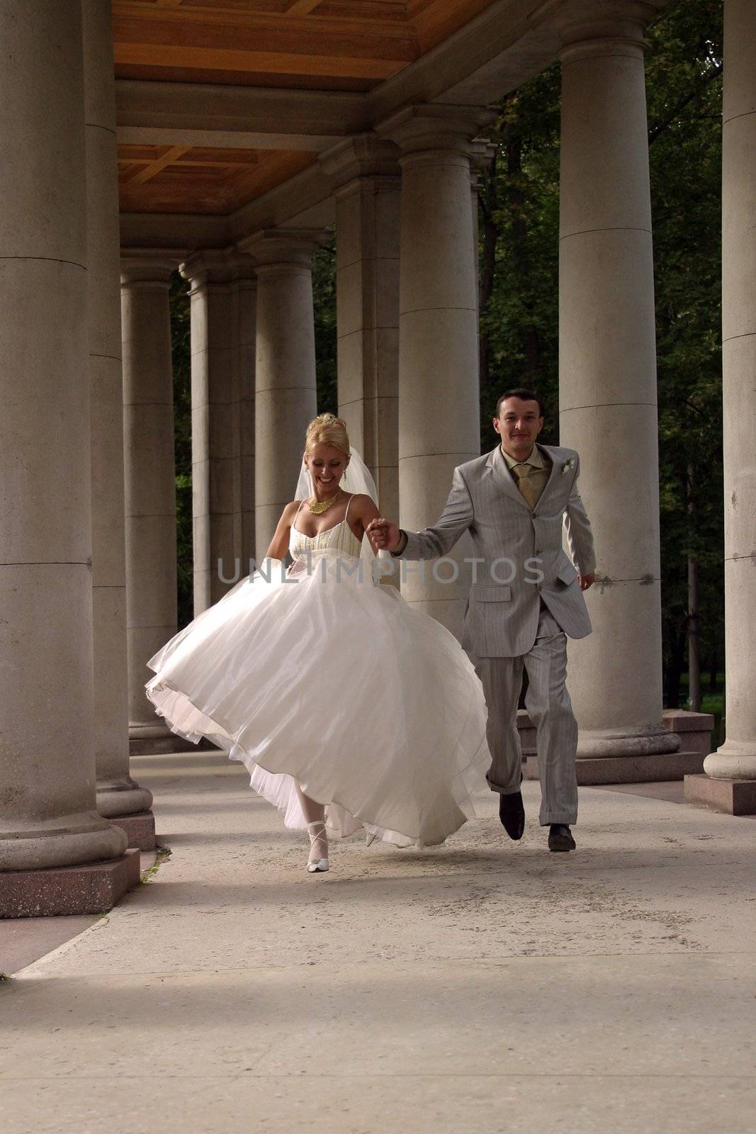 The groom and the bride run 