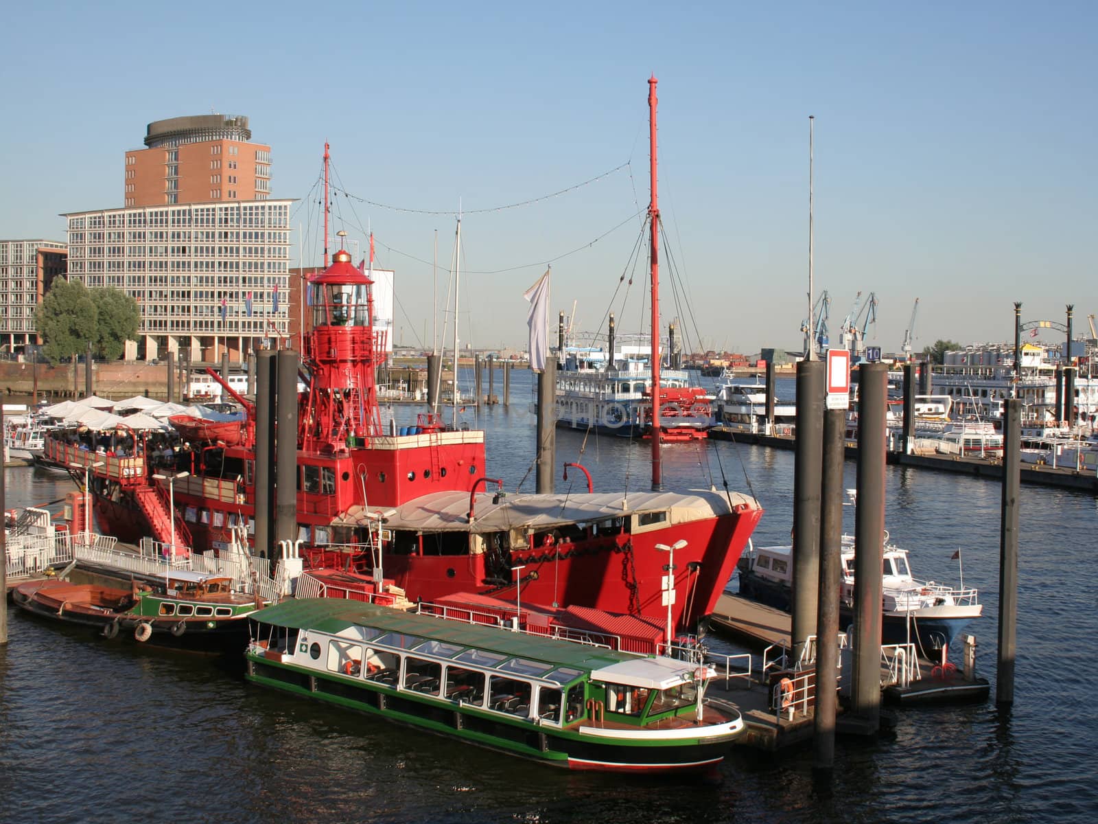 Hamburg harbour by hanhepi