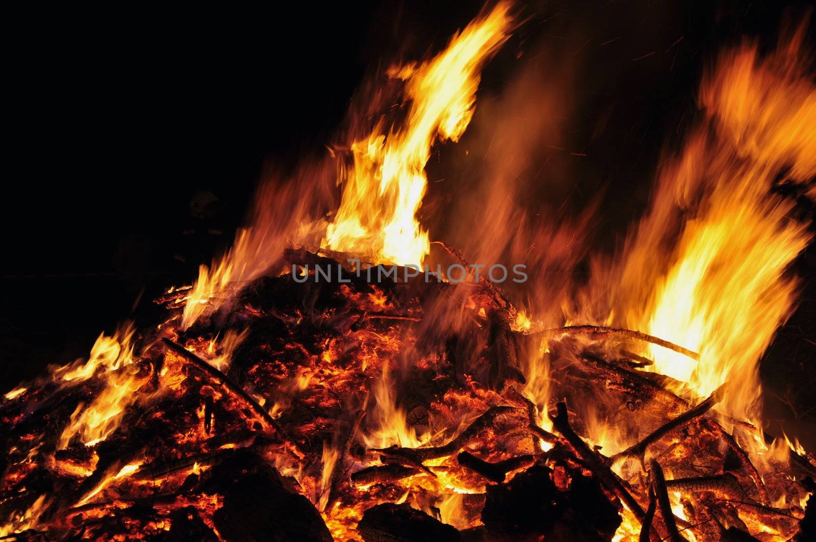 osterfeuer detail foto von brennendem holz
Easter fire detail photo of burning wood