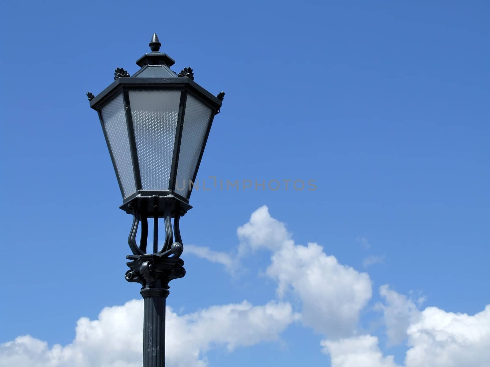 the street lamp on the street