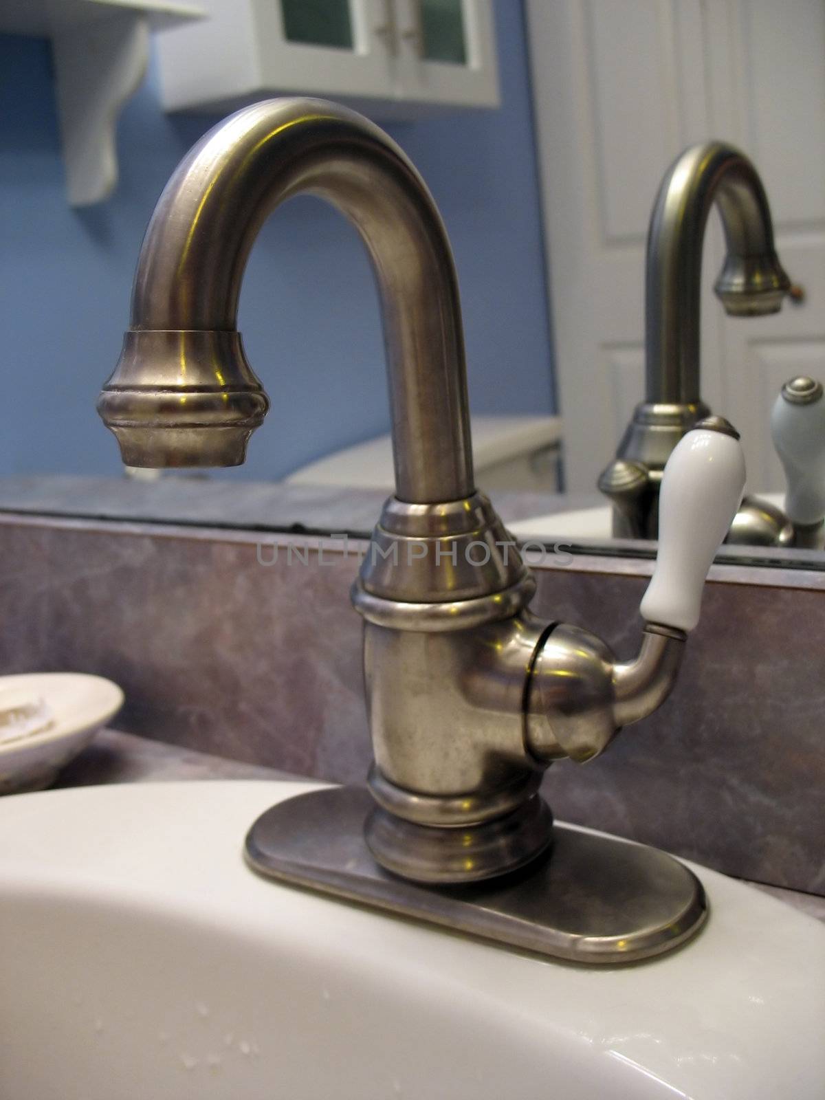 A really nice bathroom faucet - complete with beer-tap style handle to adjust the flow.