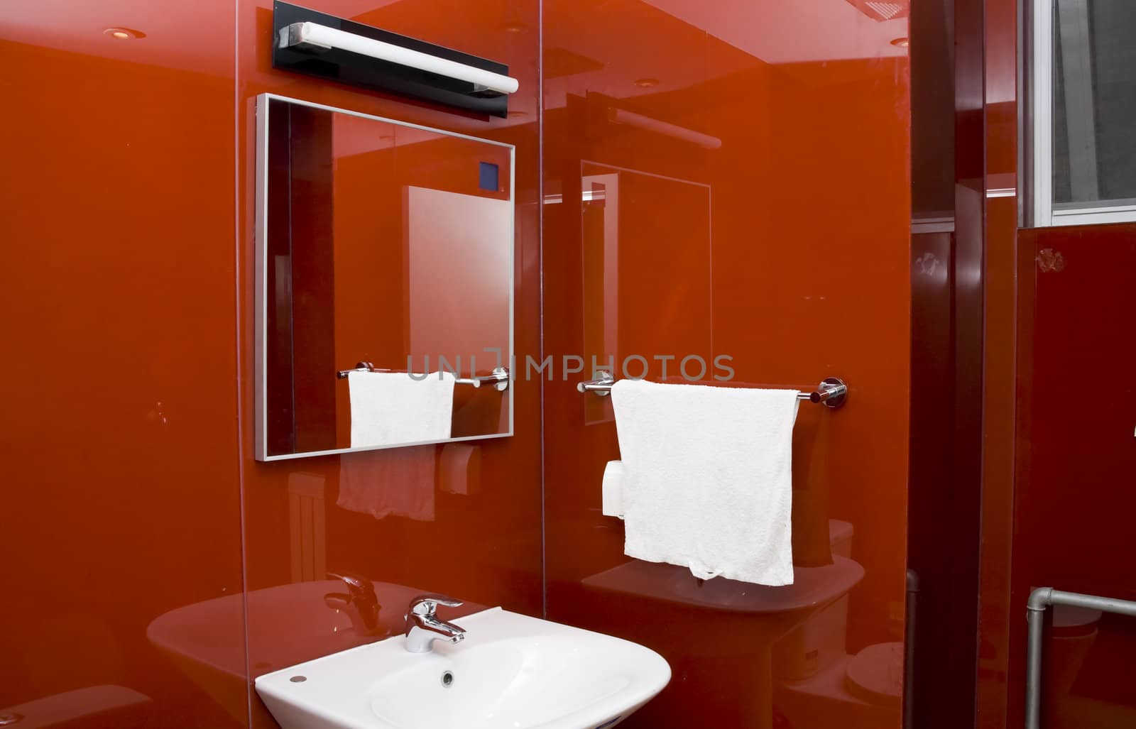 modern bathroom with sinks and mirror
