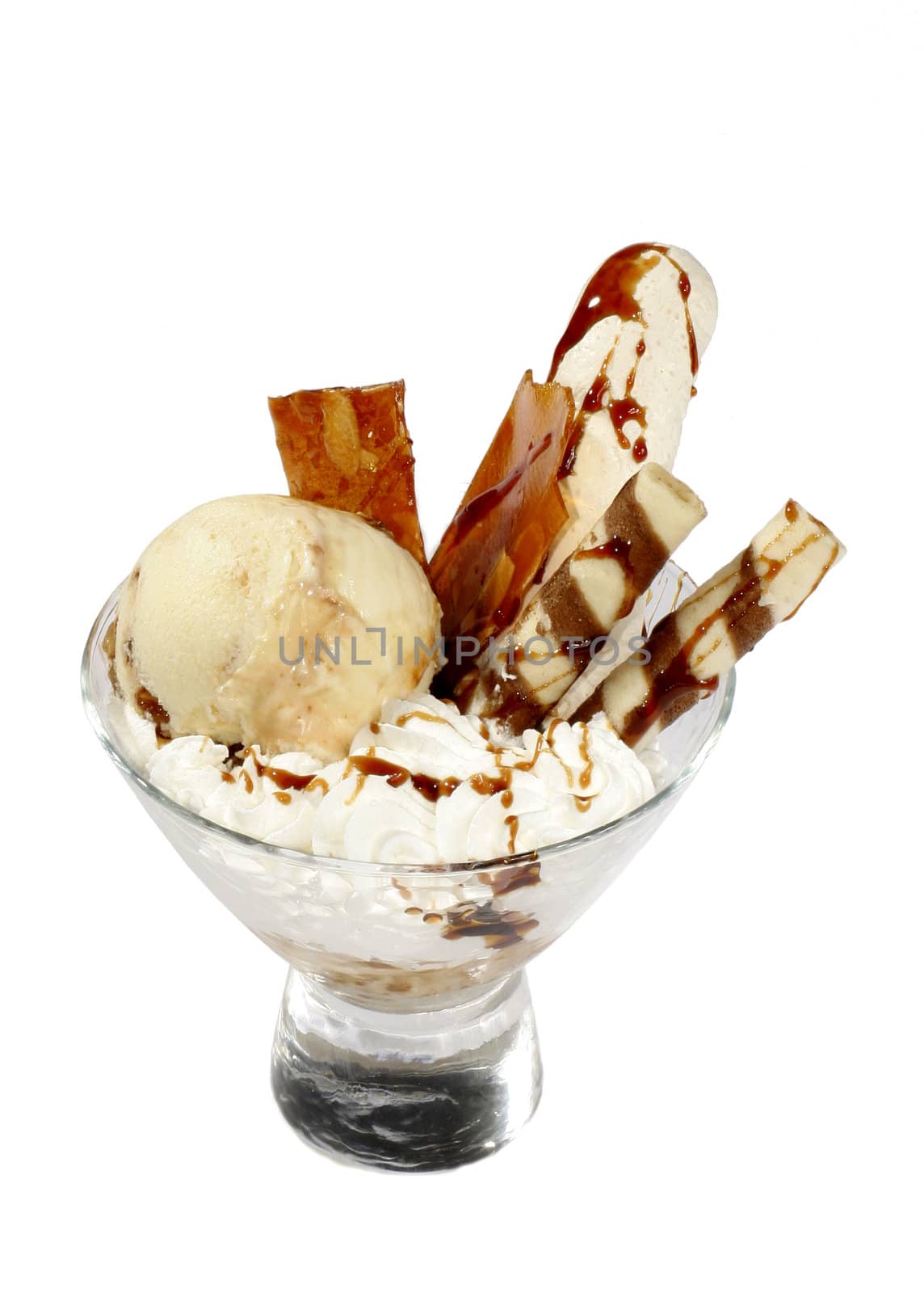 dessert with caramel and vanila icecream