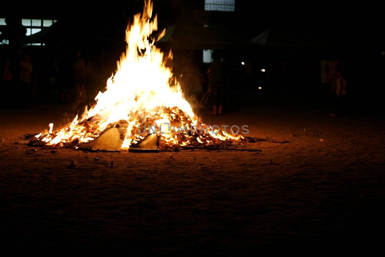 Campfire by sacatani