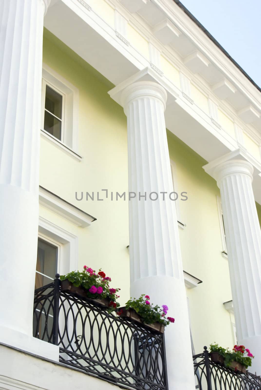 front wall of white building with kolumns