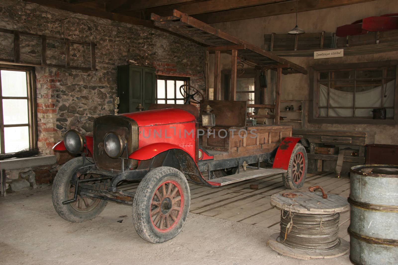 Antique fire-engine by fotorobs