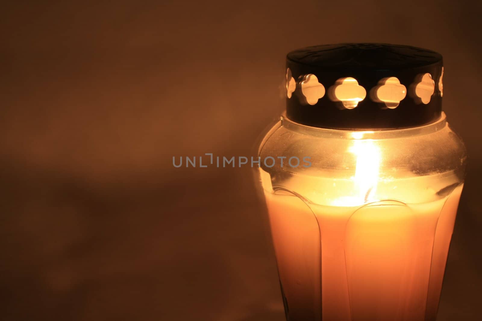 Burning votive or grave light with metal cover