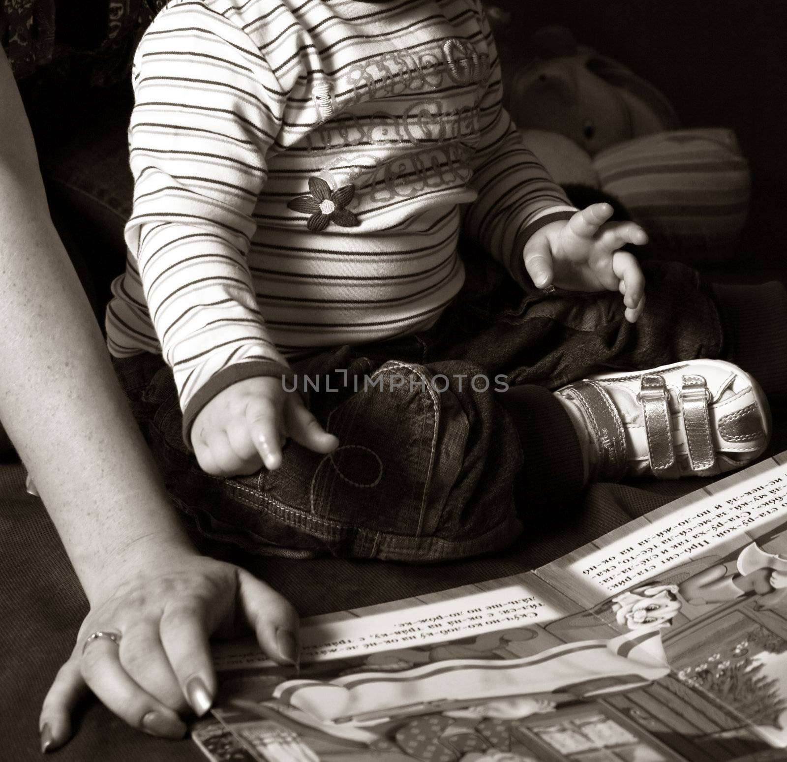 Mum and the child read the children's book