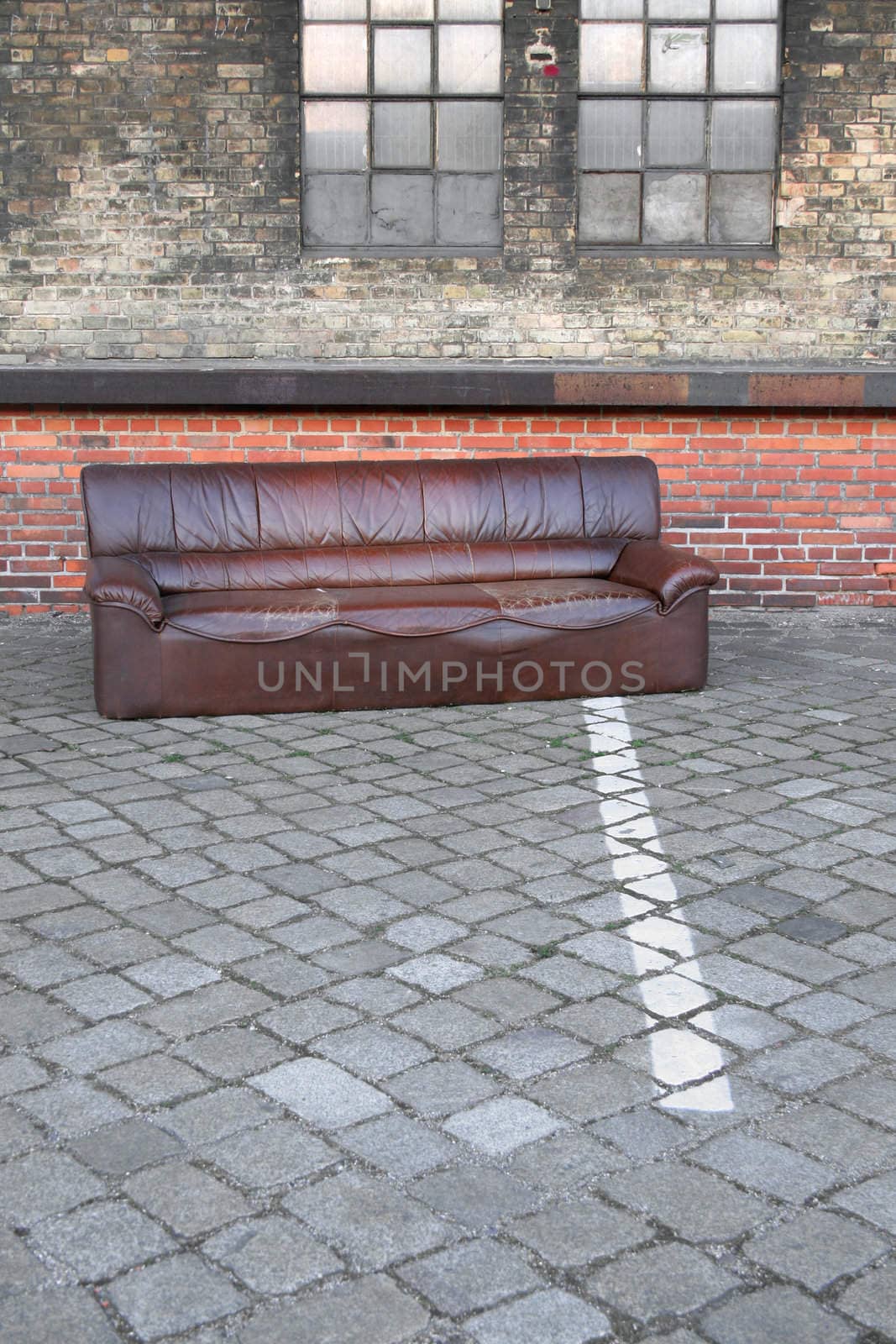 Dumped sofa by hanhepi