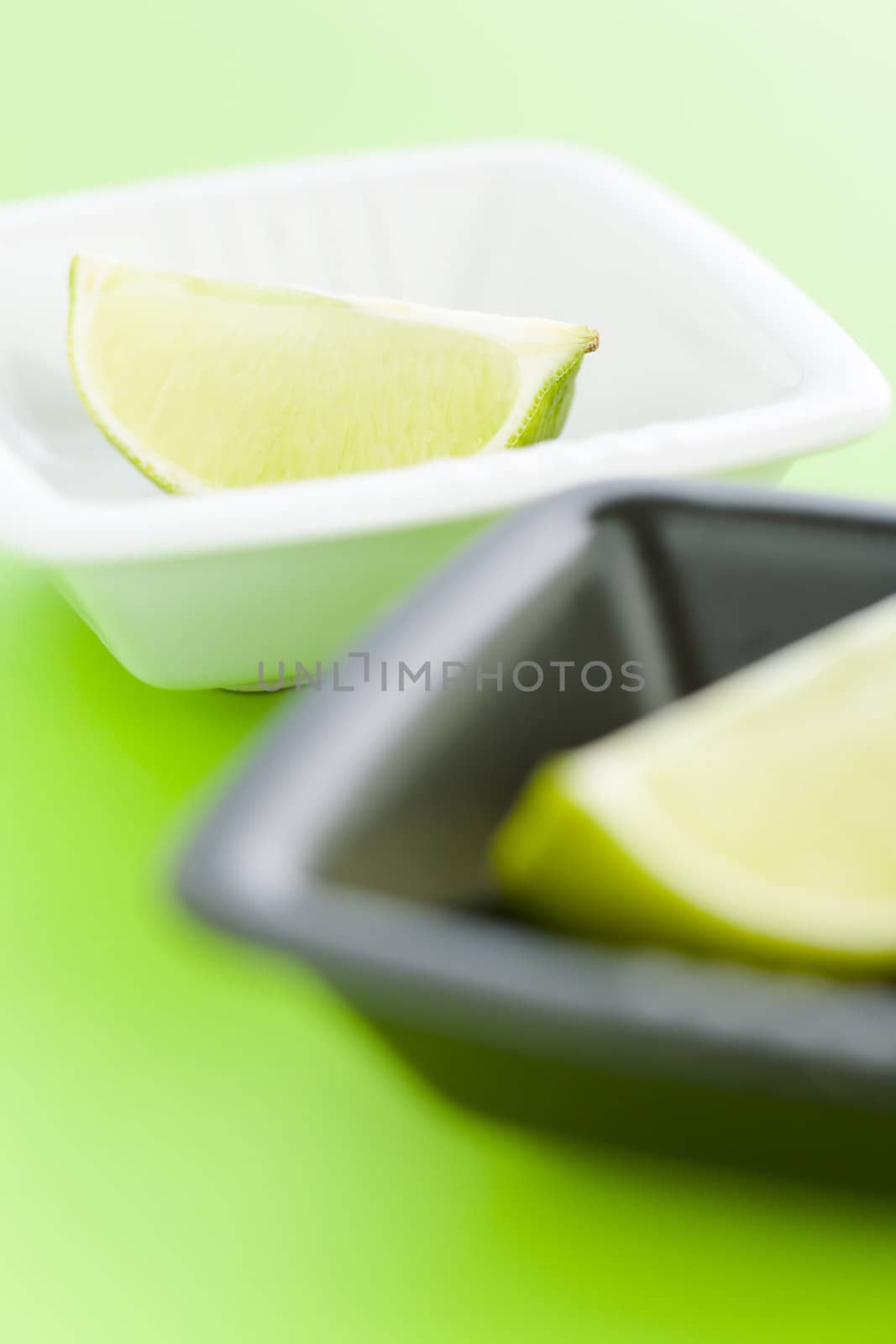 Lime halves on the white and black vases