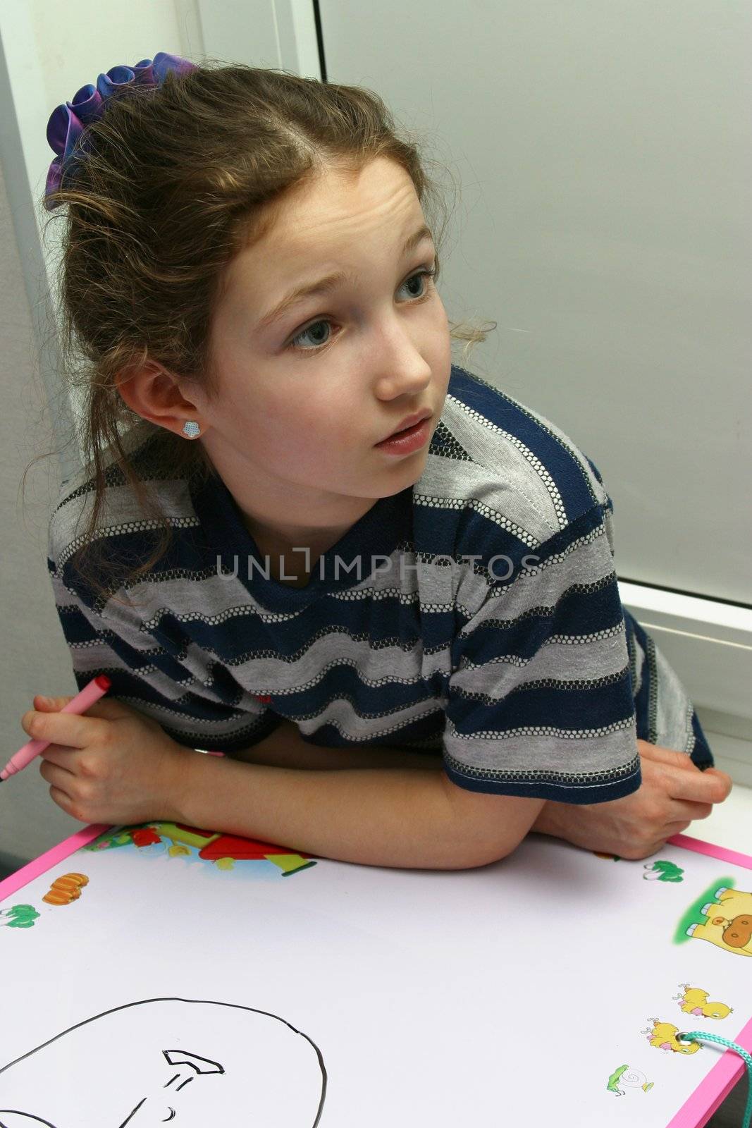 The girl draws felt-tip pens