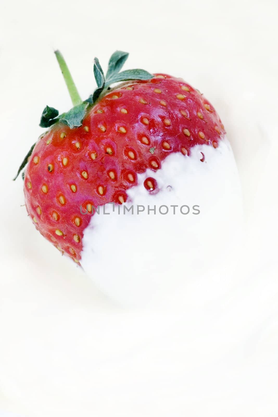 Strawberrie with clotted whipped cream

