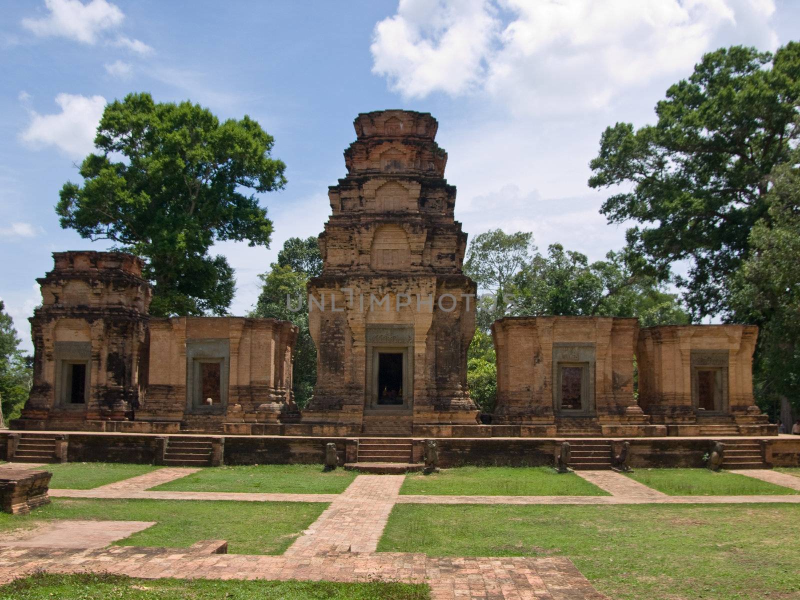 one of the eldest cambodian temples - 10-12 centuries