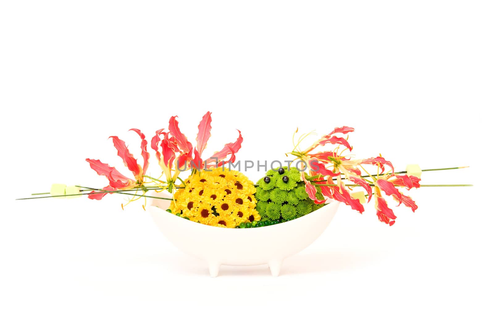 Colorful table decoration with gloriosa and green and yellow chrysanthemums