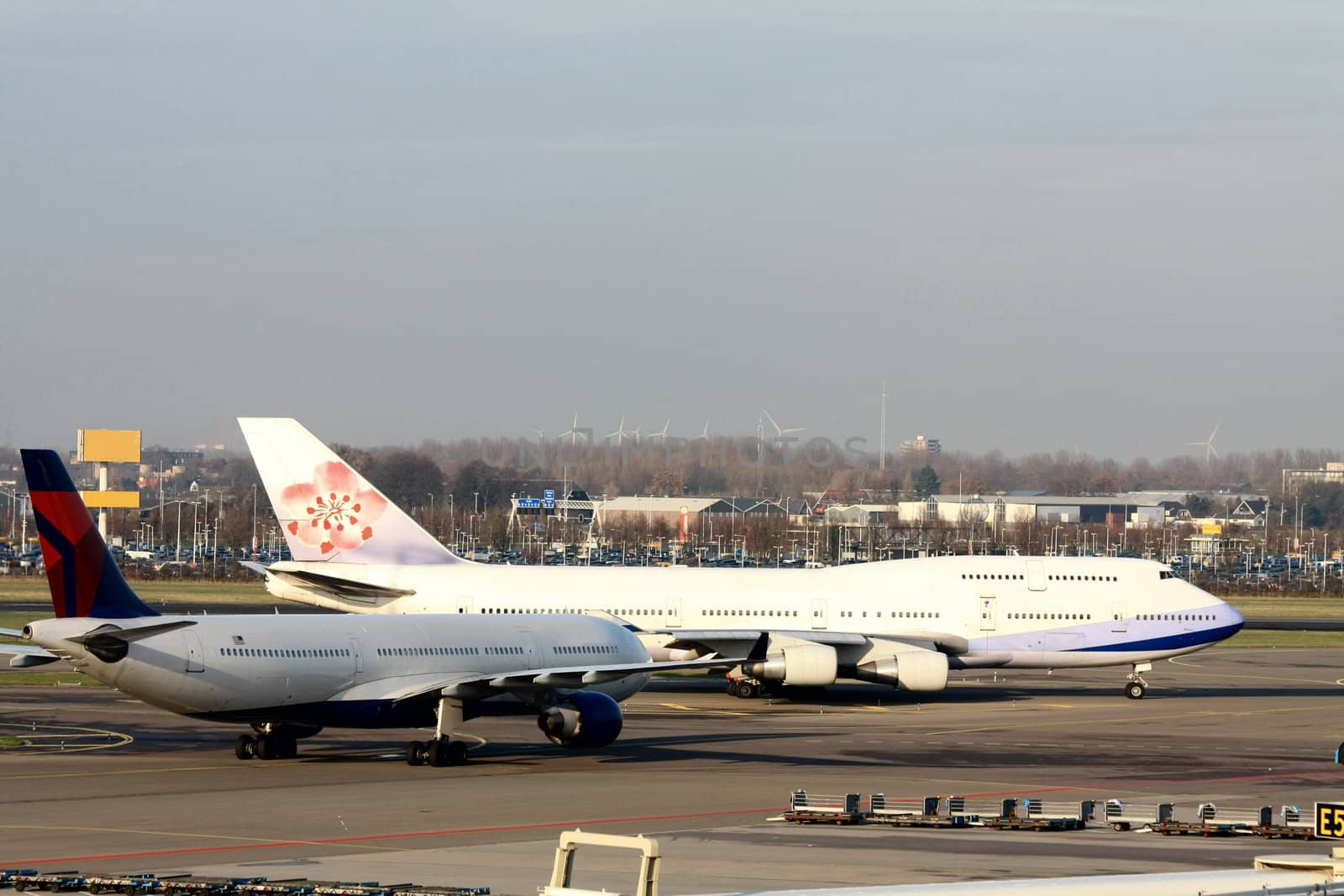 Platform activity overview on an airport, planes departing the gate