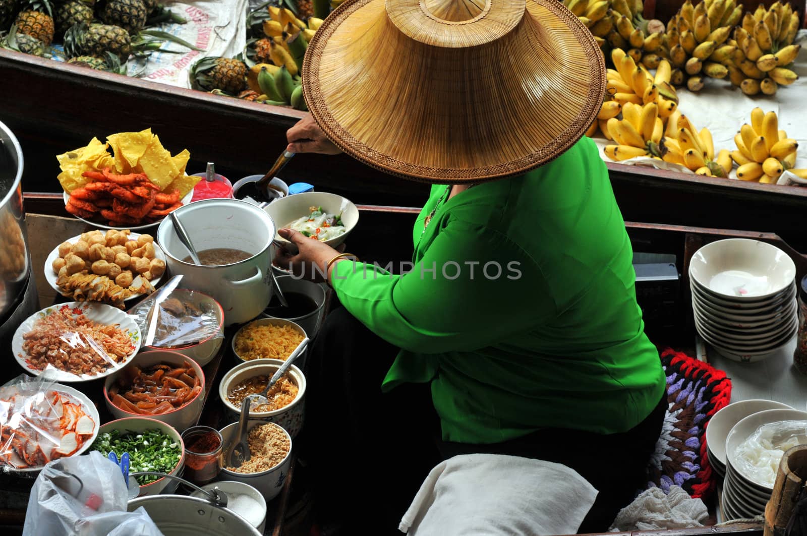 The Damnoen Saduak Floating Market is located at
Damnoen Saduak District, Ratchaburi Province, about
82 km from Bangkok, Thailand.Fresh fruits,food and souvenirs are offered here daily.