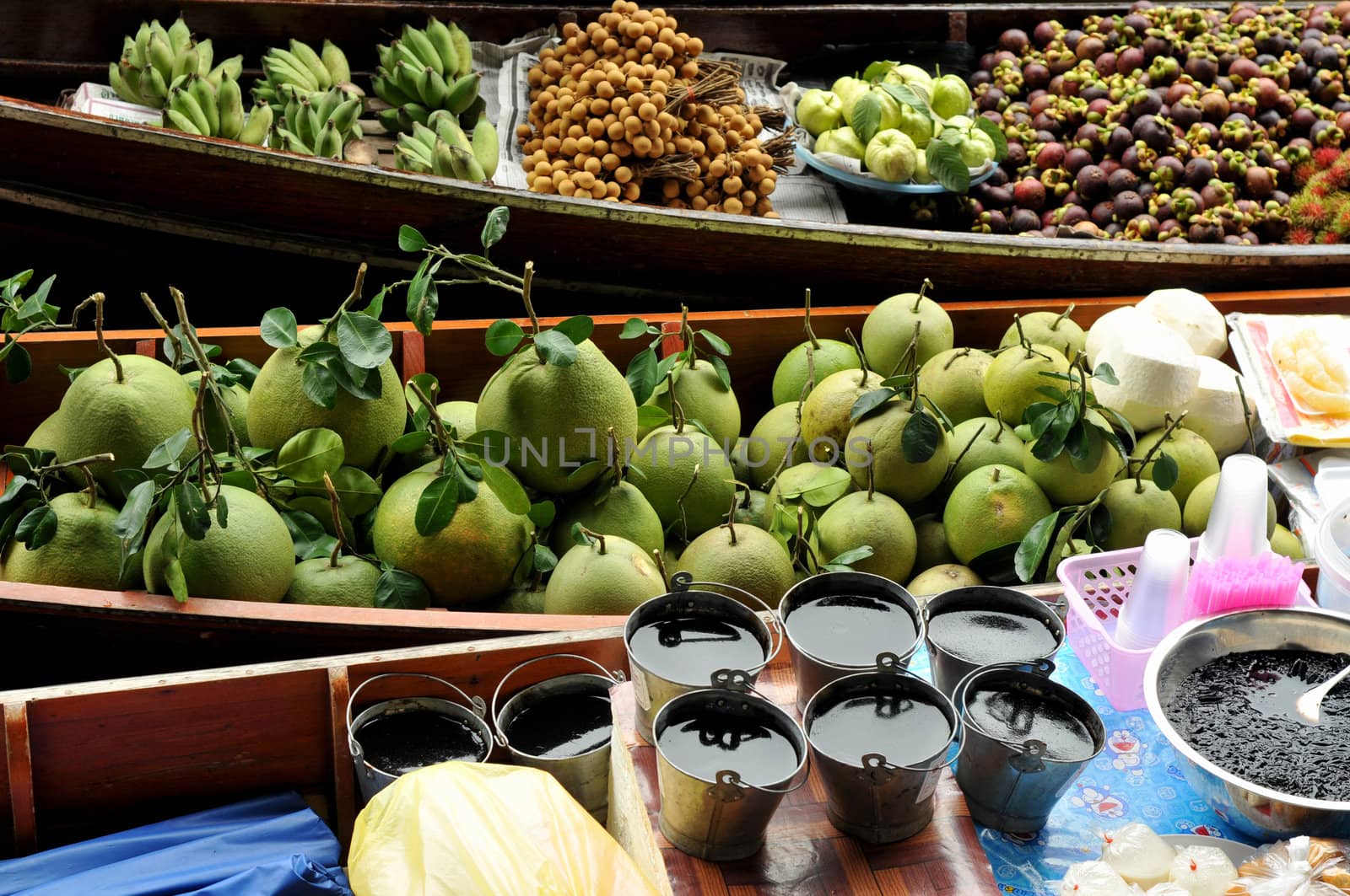 The Damnoen Saduak Floating Market is located at
Damnoen Saduak District, Ratchaburi Province, about
82 km from Bangkok, Thailand.Fresh fruits,food and souvenirs are offered here daily.