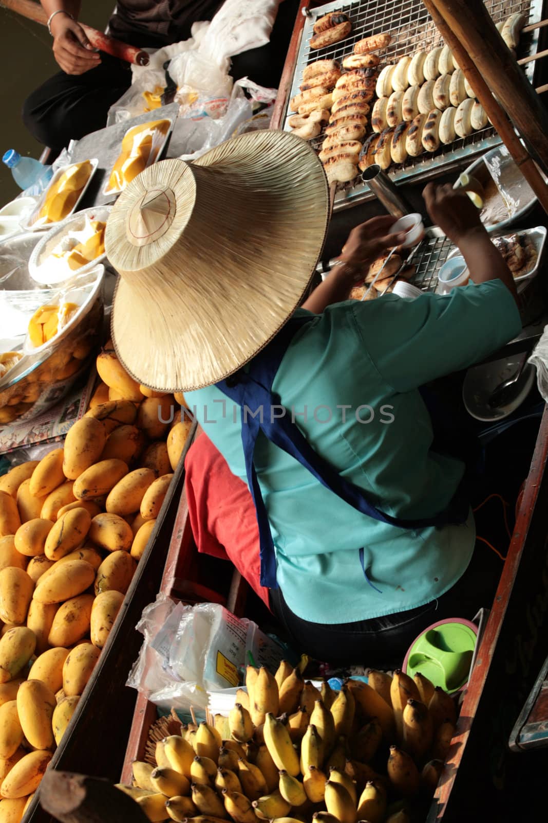 The Damnoen Saduak Floating Market is located at
Damnoen Saduak District, Ratchaburi Province, about
82 km from Bangkok, Thailand.Fresh fruits,food and souvenirs are offered here daily.