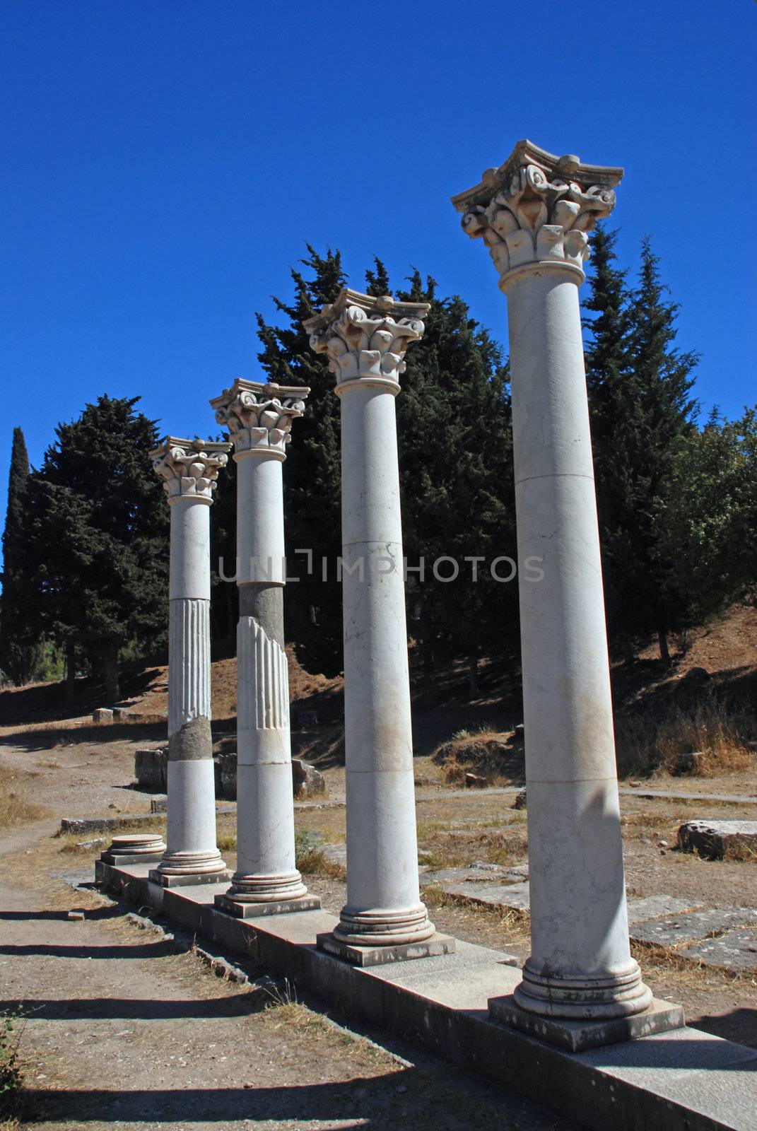Greek ruins by fyletto