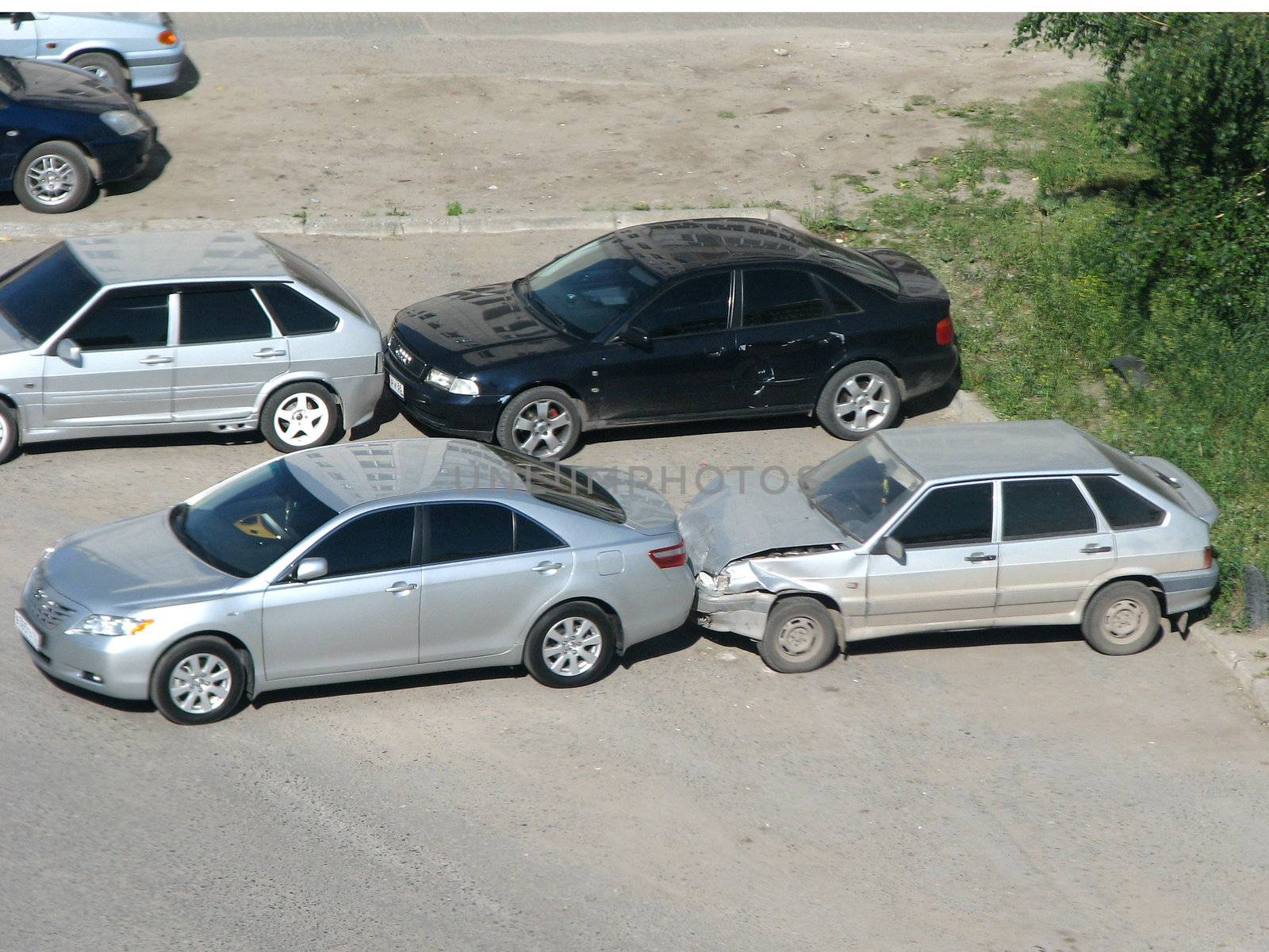 Parking of cars at shortage of a place in a court yard