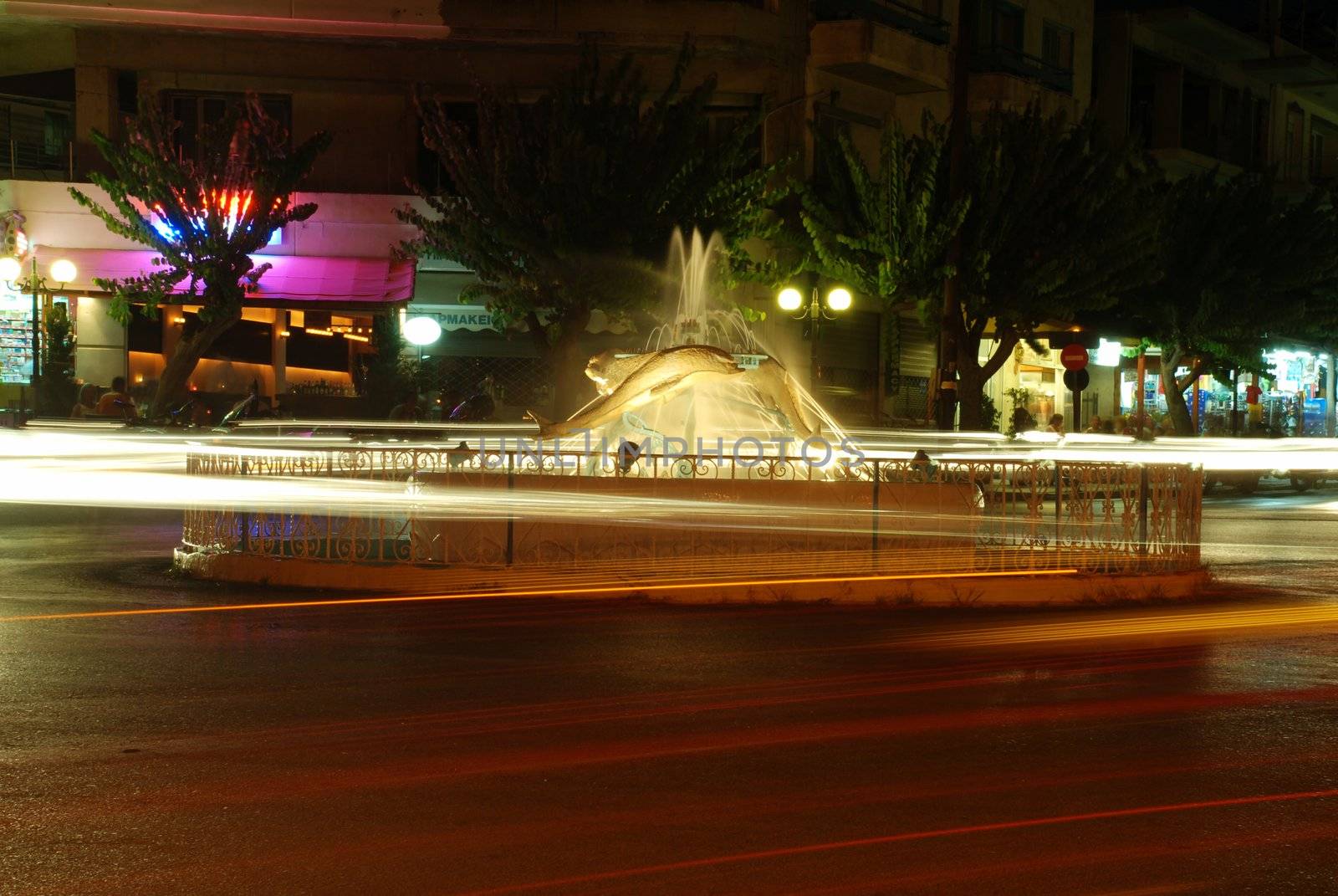 Fountain at night and trafic by fyletto