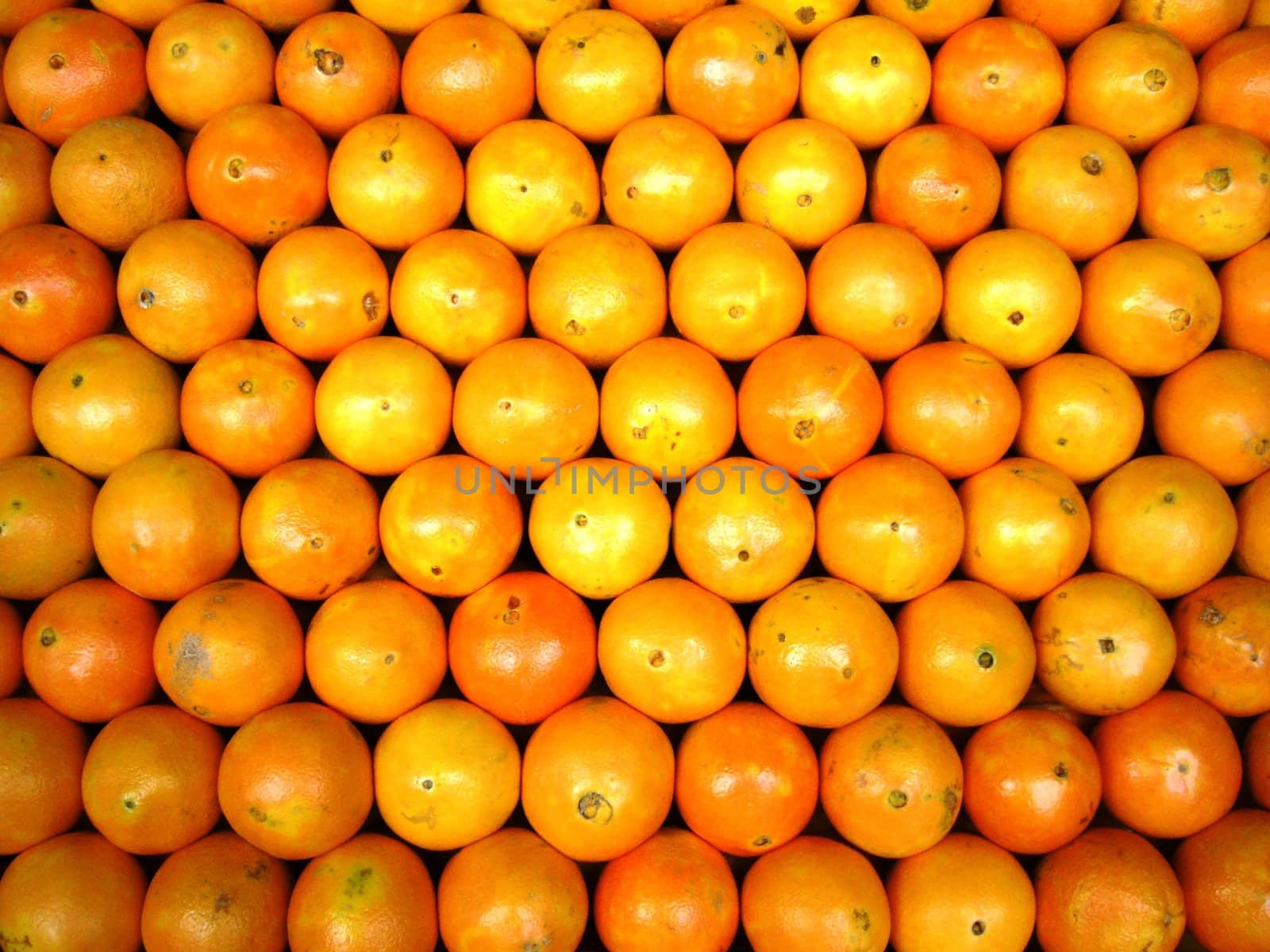 Оранжевый на прилавке воскресенье рынке "Эль-Посо" в Мадриде / Испания /.