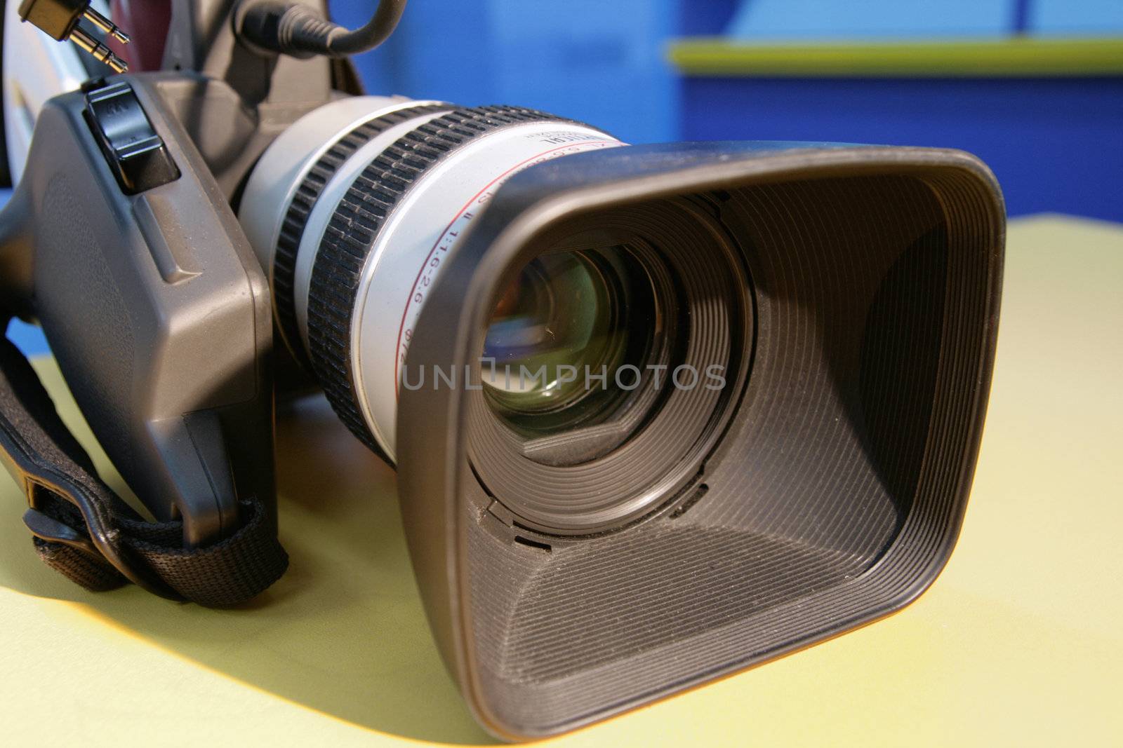 Professional digital video camera by KadunmatriX