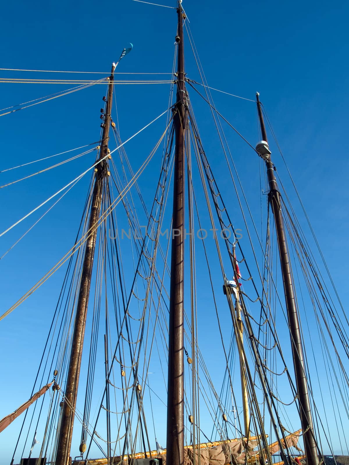 Sailing masts of wooden tallships by Ronyzmbow