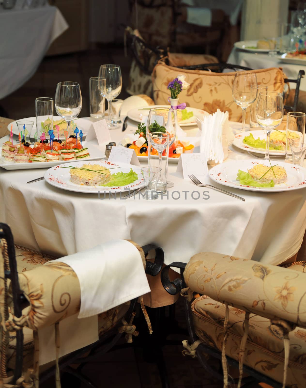 Empty wedding table in fine restaurant by zoommer