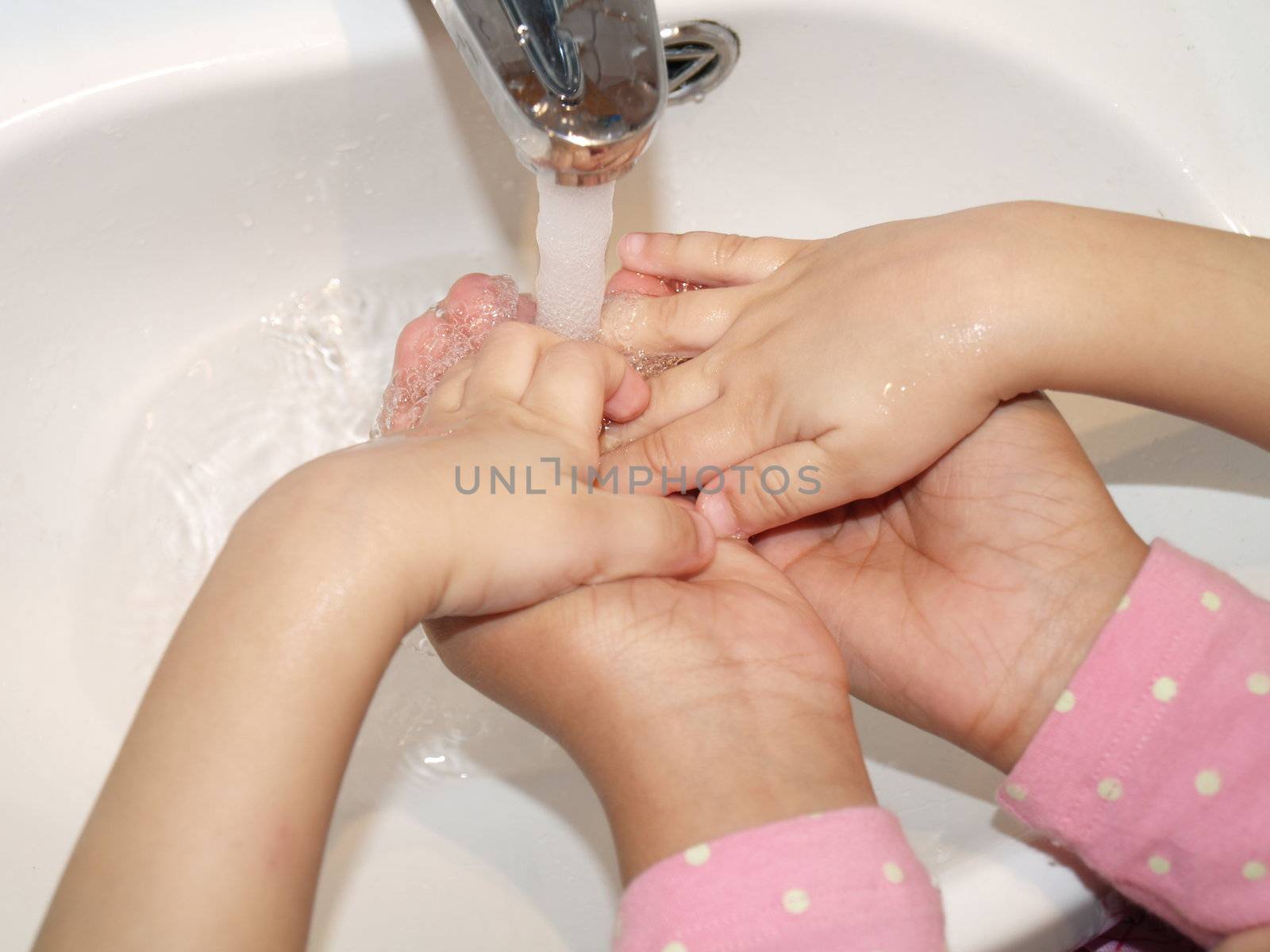 kids washing hands