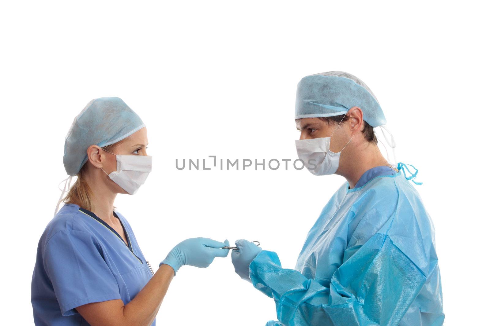 A female scrub nurse hands forceps to a male surgeon