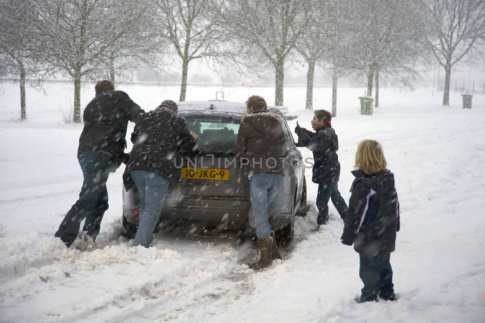 A car can't drive through the snow