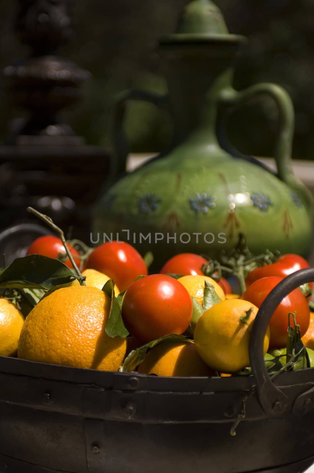 Image of a platter of tomatoes and oranges