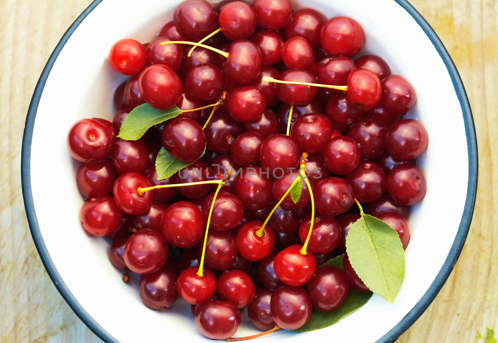 Picture of fresh cherries in the bowl.