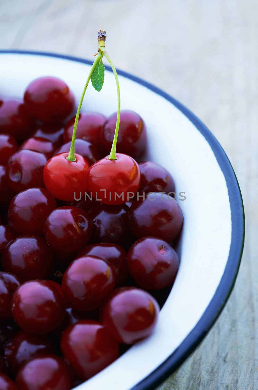 Picture of fresh cherries in the bowl.