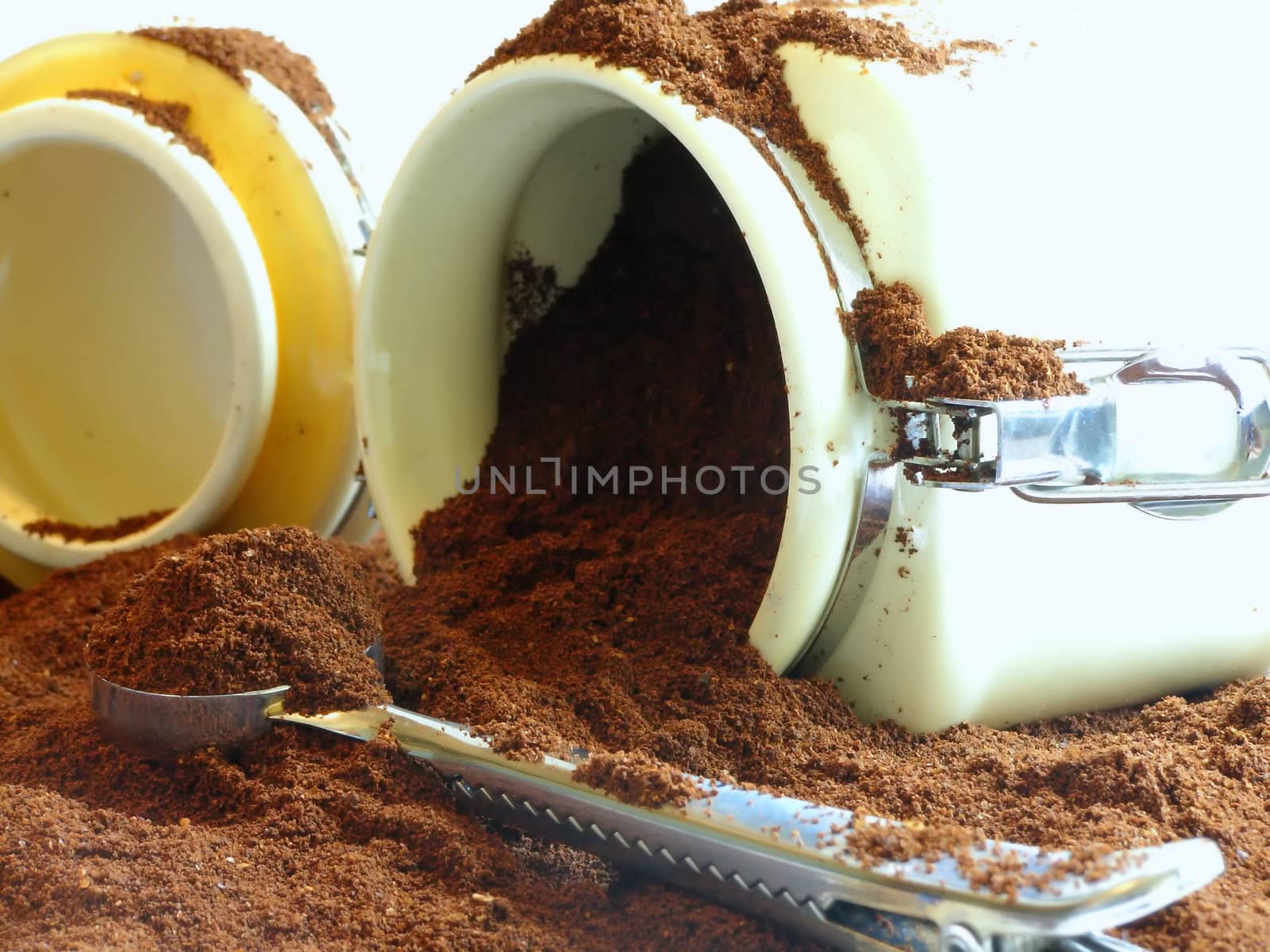 can,spoon and spilled ground coffee 