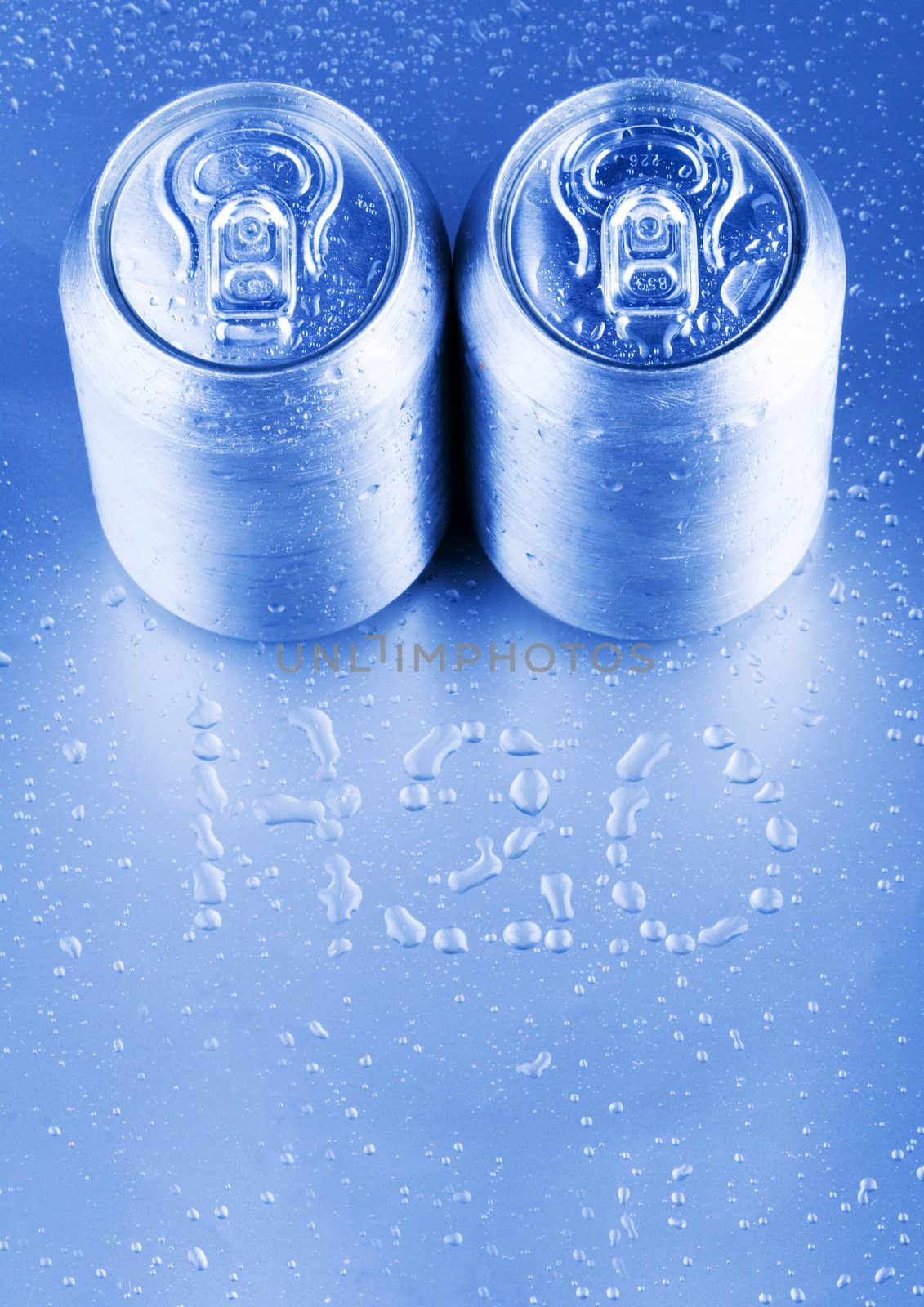 Silver tins with water by shiffti