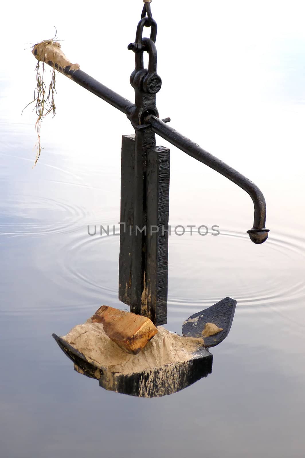 anchor pick up brick and sand from bottom of the lake 