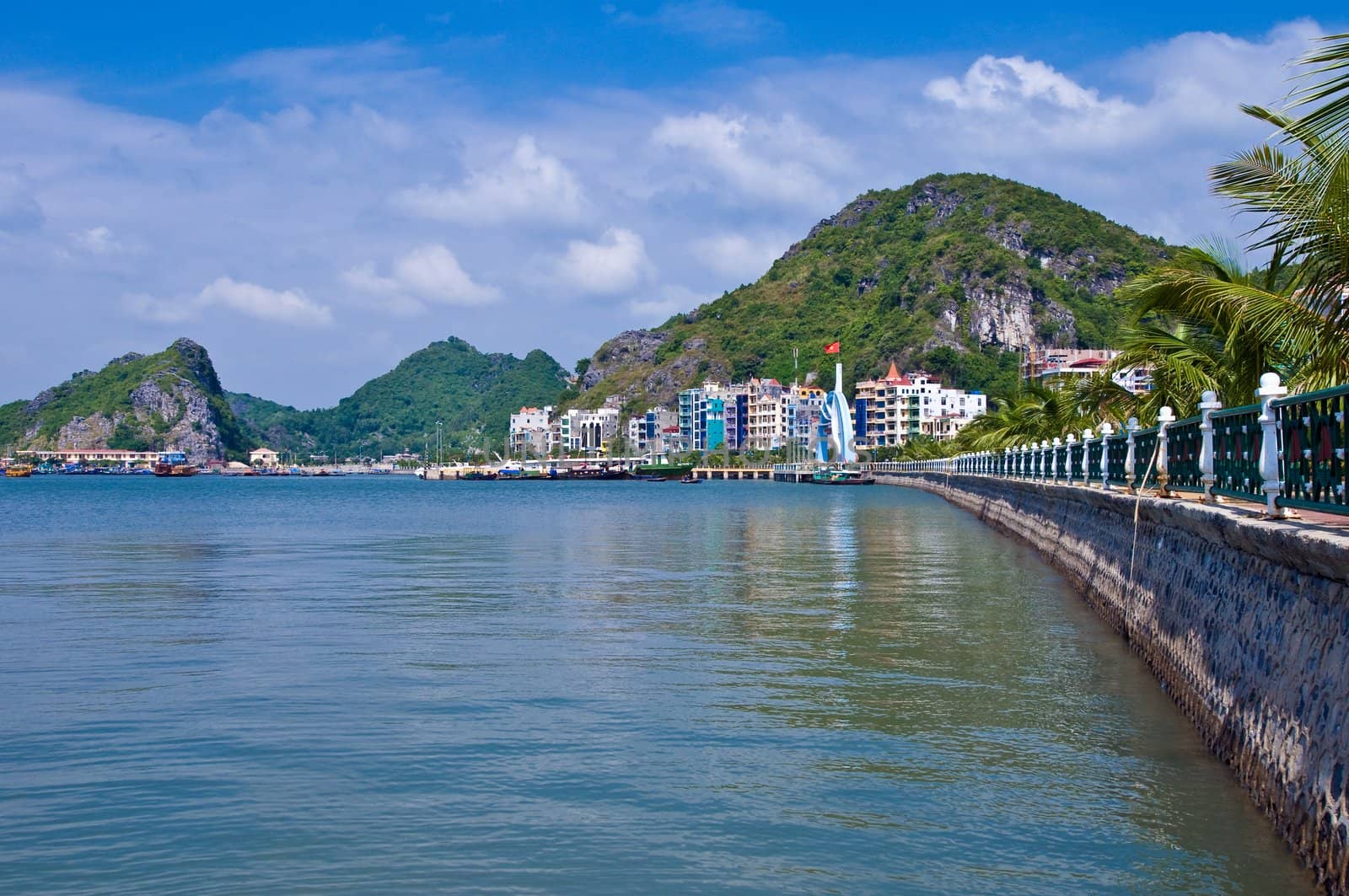 Most of the turists visiting Ha Long Bay gets to Cat Ba.