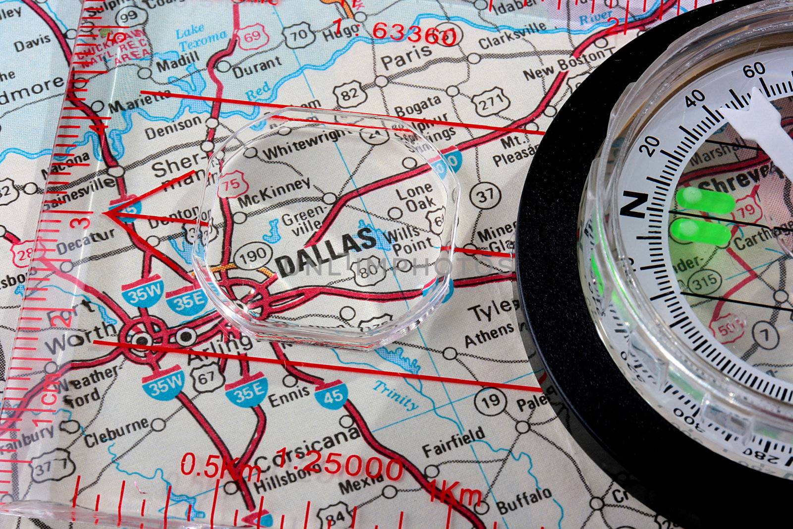 USA map with the city of Dallas and a compass with magnifying glass over Dallas.